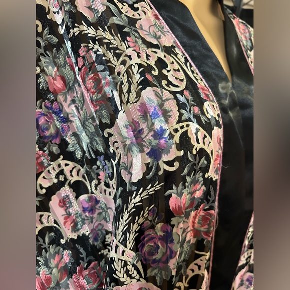 Val Mode satin robe with tie. Sz M - Picture 4 of 8